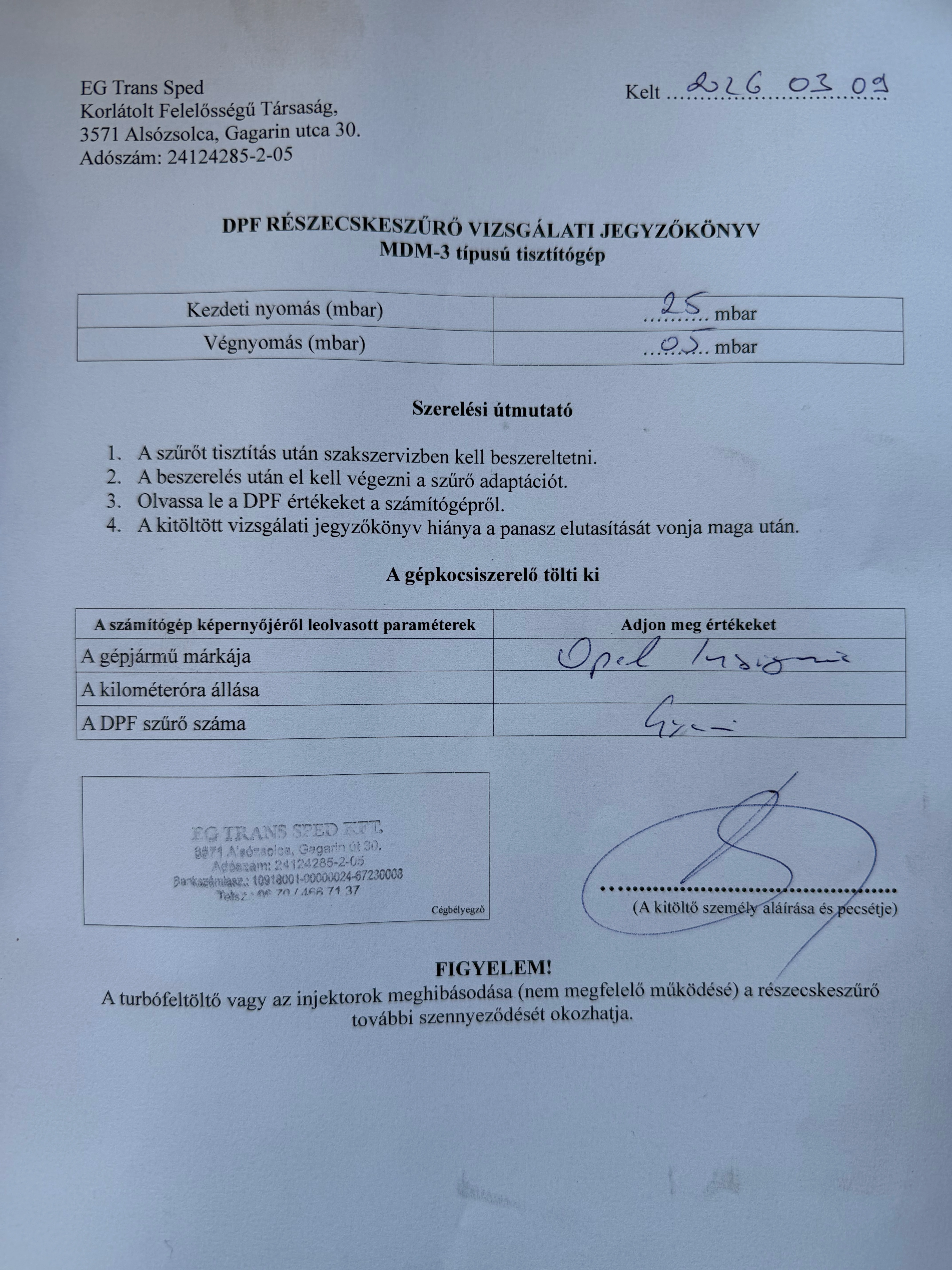 Autó emelőn a műhelyben